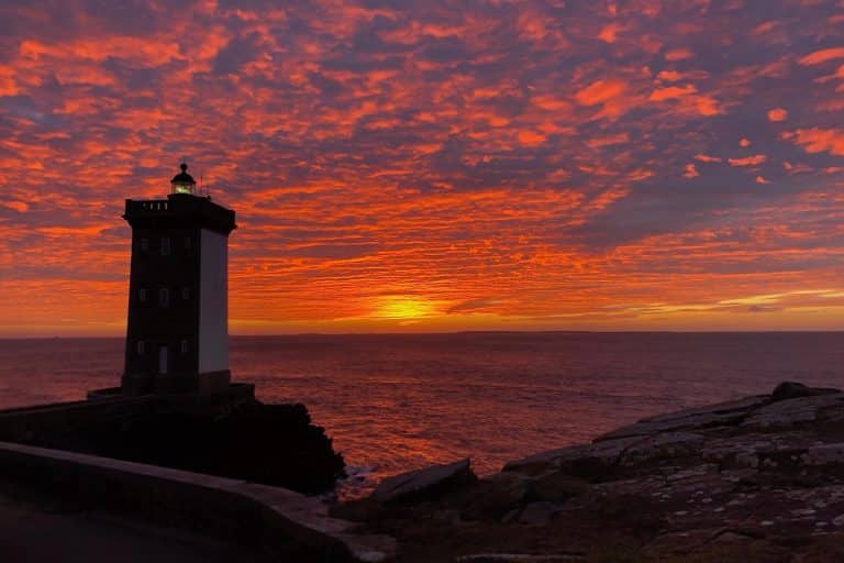Oregon Coast Ghost Stories: Legends That Bring the Coast to Life 👻📖