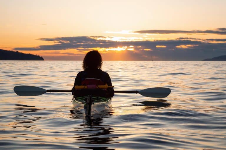 Beginner’s Guide to Kayaking Calm Oregon Coast Waters: Easy Launches, Safe Tides, Big Smiles 🚣‍♀️🌊