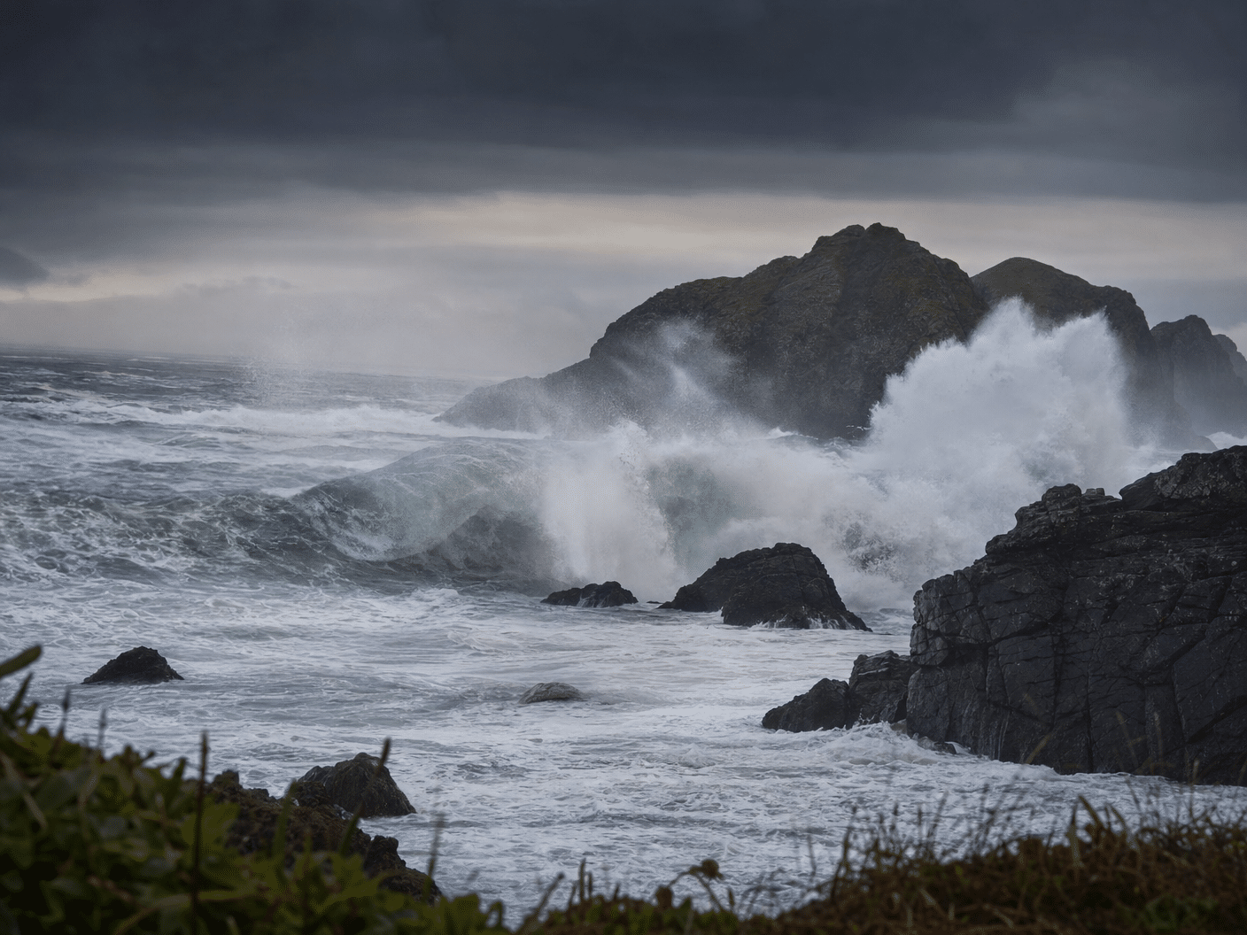 Powerful waves and rough seas during storm at Siletz Bay