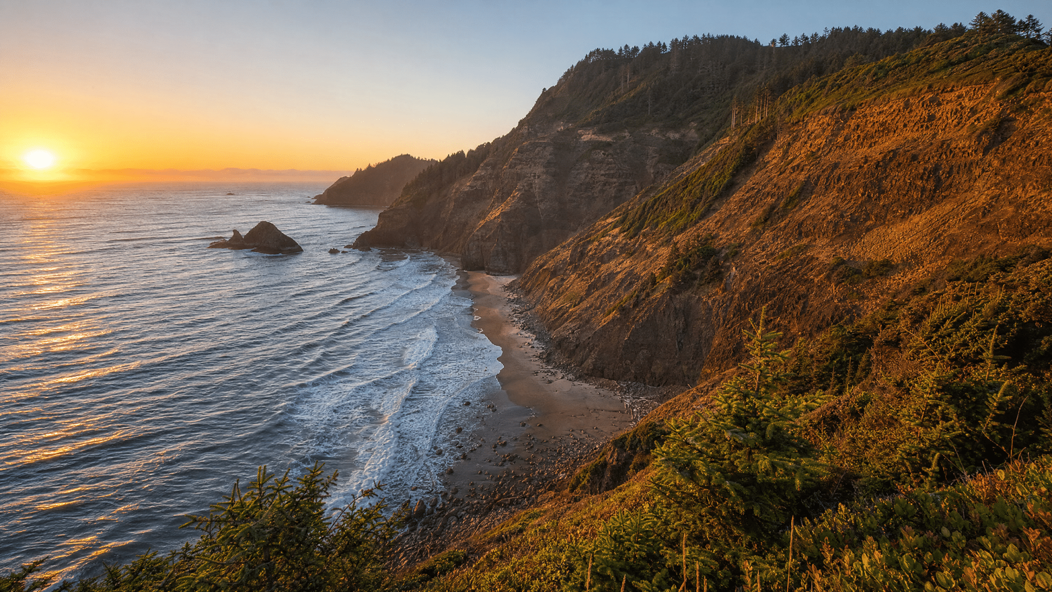 Dramatic cliff views and ocean vista at Cape Perpetua on the Oregon Coast